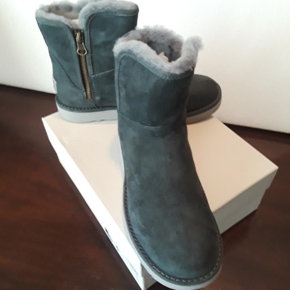 UGG Abree Mini Suede, Gray, NIB, sz 6